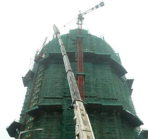 瑞安吊车在工地上作业